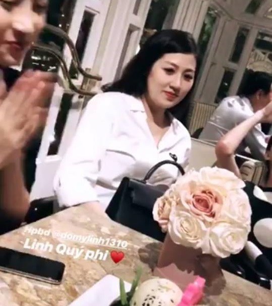 Á hậu Tú Anh tăng cân thấy rõ, khác xa hình ảnh tự đăng dù không một lần xác nhận chuyện bầu bí