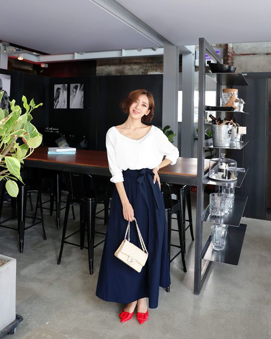 Phối chân váy kaki hợp mốt mùa thu cho nàng công sở