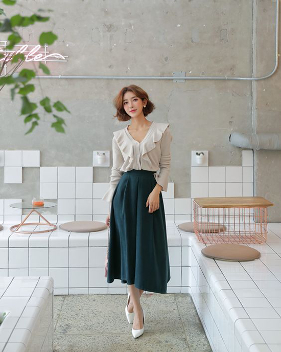 Phối chân váy kaki hợp mốt mùa thu cho nàng công sở