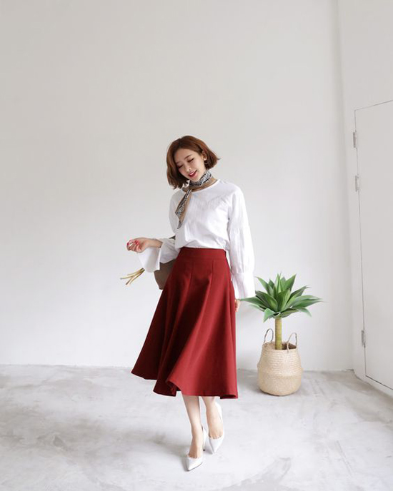 Phối chân váy kaki hợp mốt mùa thu cho nàng công sở