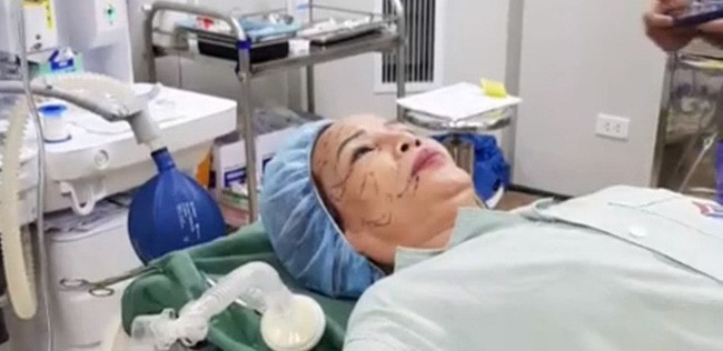 Sau khi đưa chồng trẻ đi nhấn mí, cô dâu 62 tuổi lại gây sốc với gương mặt trẻ ra 20 tuổi nhờ PTTM