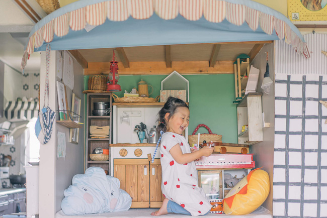 Căn hộ tràn ngập sắc màu hạnh phúc, góc nào cũng vô cùng đặc biệt của bà mẹ Nhật đơn thân với 2 con nhỏ