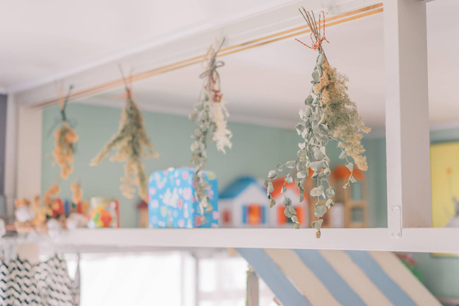 Căn hộ tràn ngập sắc màu hạnh phúc, góc nào cũng vô cùng đặc biệt của bà mẹ Nhật đơn thân với 2 con nhỏ