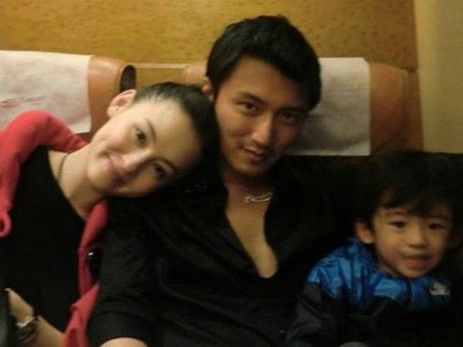 Tạ Đình Phong về Hong Kong thăm vợ cũ cùng hai con