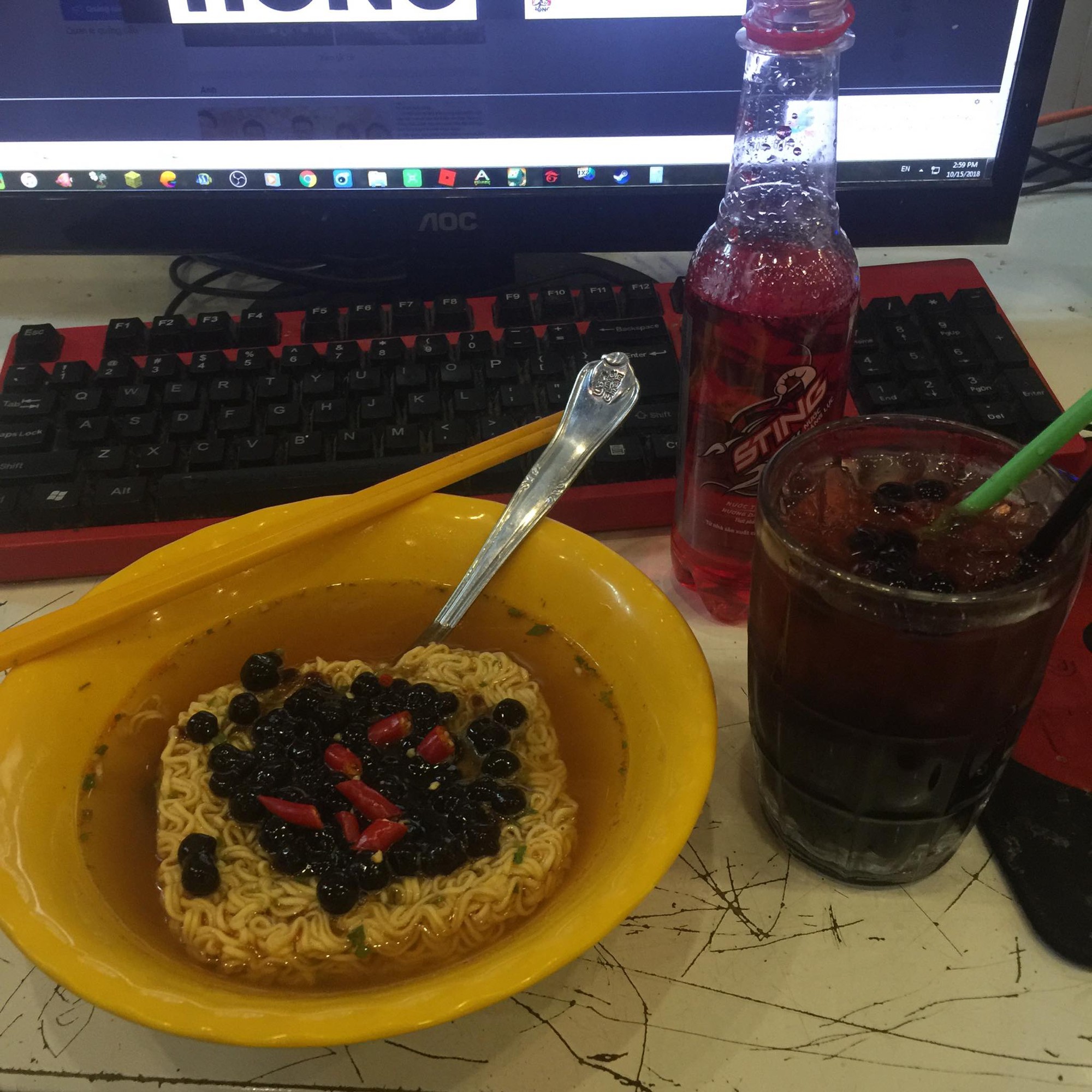 Đâu chỉ topping trà sữa, giới trẻ bây giờ đem trân châu đen nhồi vào mọi thứ có thể ăn được đây này