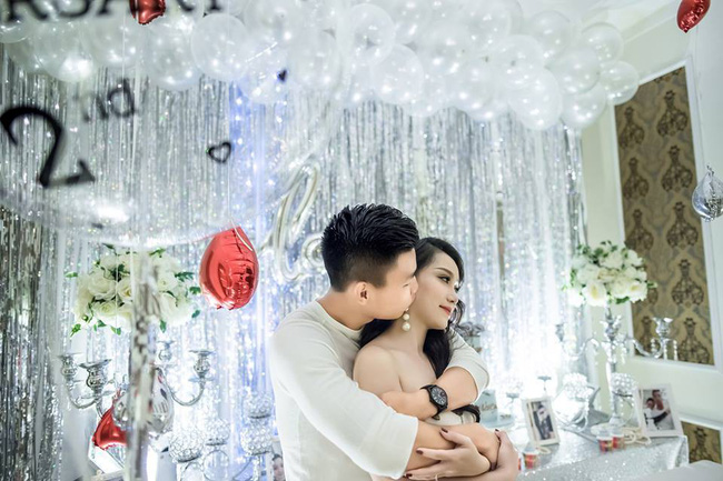 Kỉ niệm 3 năm yêu, cầu thủ Văn Thanh và bạn gái xinh đẹp show tình yêu mật ngọt khiến bao người ghen tị