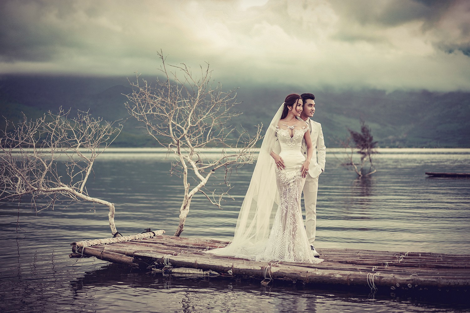 Ưng Hoàng Phúc khoá môi bà xã Kim Cương ngọt ngào trong bộ ảnh cưới, đã ấn định ngày cử hành hôn lễ