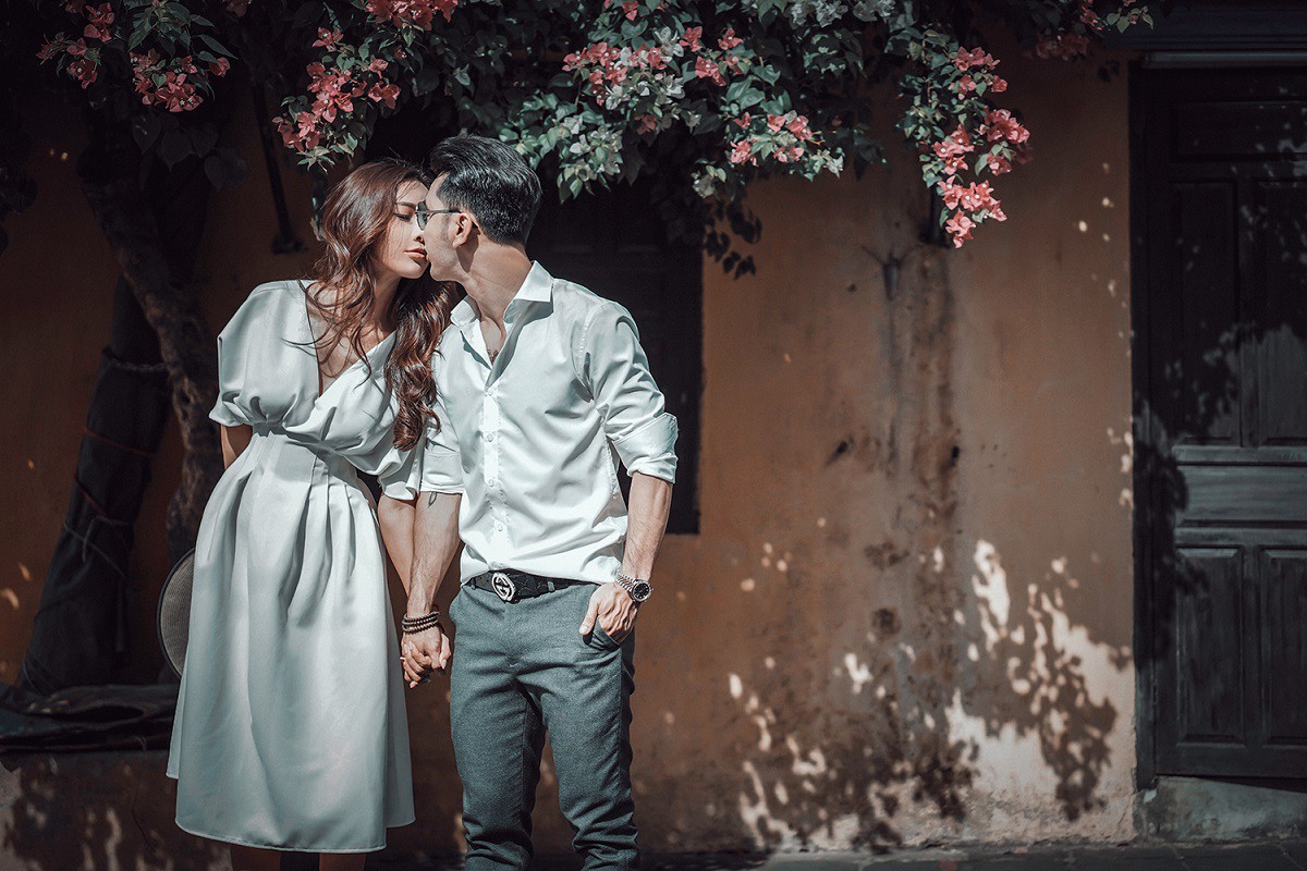 Ưng Hoàng Phúc khoá môi bà xã Kim Cương ngọt ngào trong bộ ảnh cưới, đã ấn định ngày cử hành hôn lễ