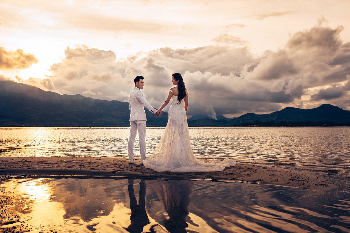 Ưng Hoàng Phúc khoá môi bà xã Kim Cương ngọt ngào trong bộ ảnh cưới, đã ấn định ngày cử hành hôn lễ