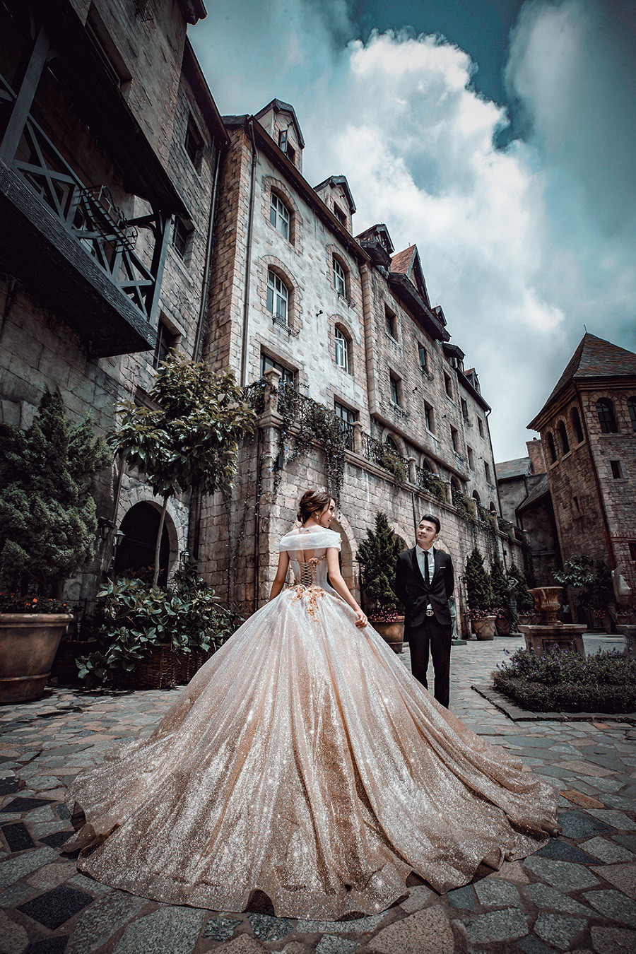 Ưng Hoàng Phúc khoá môi bà xã Kim Cương ngọt ngào trong bộ ảnh cưới, đã ấn định ngày cử hành hôn lễ