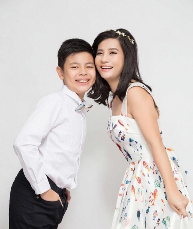 Giữa ồn ào của mẹ và dượng, con trai Cát Phượng phản ứng thế nào?