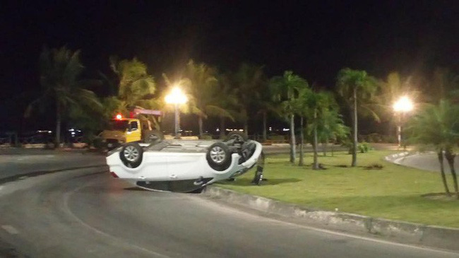 Ô tô trắng lật giữa đường, nhưng 3 người đàn ông nằm bên cạnh mới là điểm gây chú ý