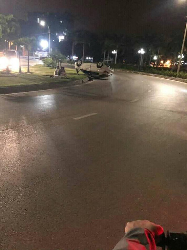 Ô tô trắng lật giữa đường, nhưng 3 người đàn ông nằm bên cạnh mới là điểm gây chú ý