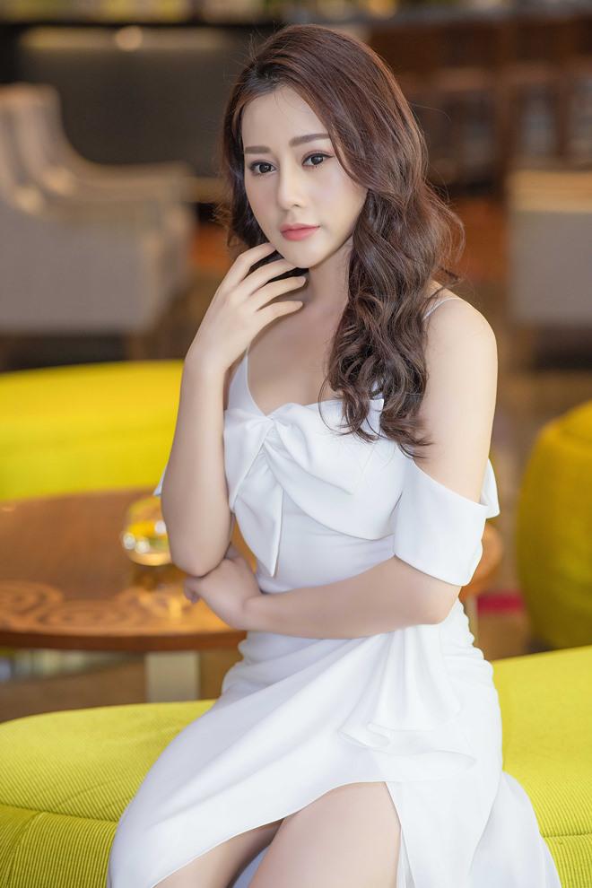 Phương Oanh tự lái xe sang đi sự kiện, ngày càng đẹp và quyến rũ sau phim Quỳnh Búp Bê