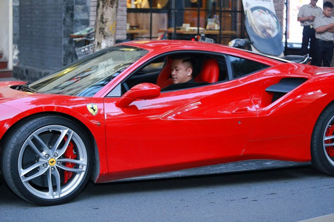 Tuấn Hưng gặp tai nạn, siêu xe 15 tỷ nát đầu