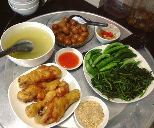 Khoe mâm cơm đầy ắp món ngon, vợ trẻ vẫn bị chị em chê trách vì thiếu một món rẻ tiền nhưng cực quan trọng