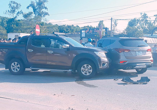 Hai nhóm giang hồ tông ôtô vào nhau, rút súng hỗn chiến