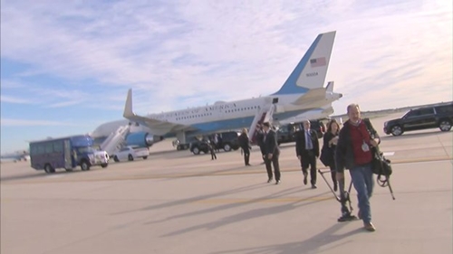 Máy bay chở đệ nhất phu nhân Mỹ quay đầu vì khói trong cabin