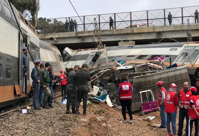 Tàu hỏa trật bánh, gần 100 người thương vong