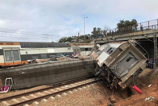 Tàu hỏa trật bánh, gần 100 người thương vong