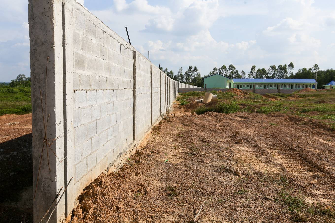 Trại heo khủng xây trái phép cạnh hồ Trị An nhìn từ trên cao