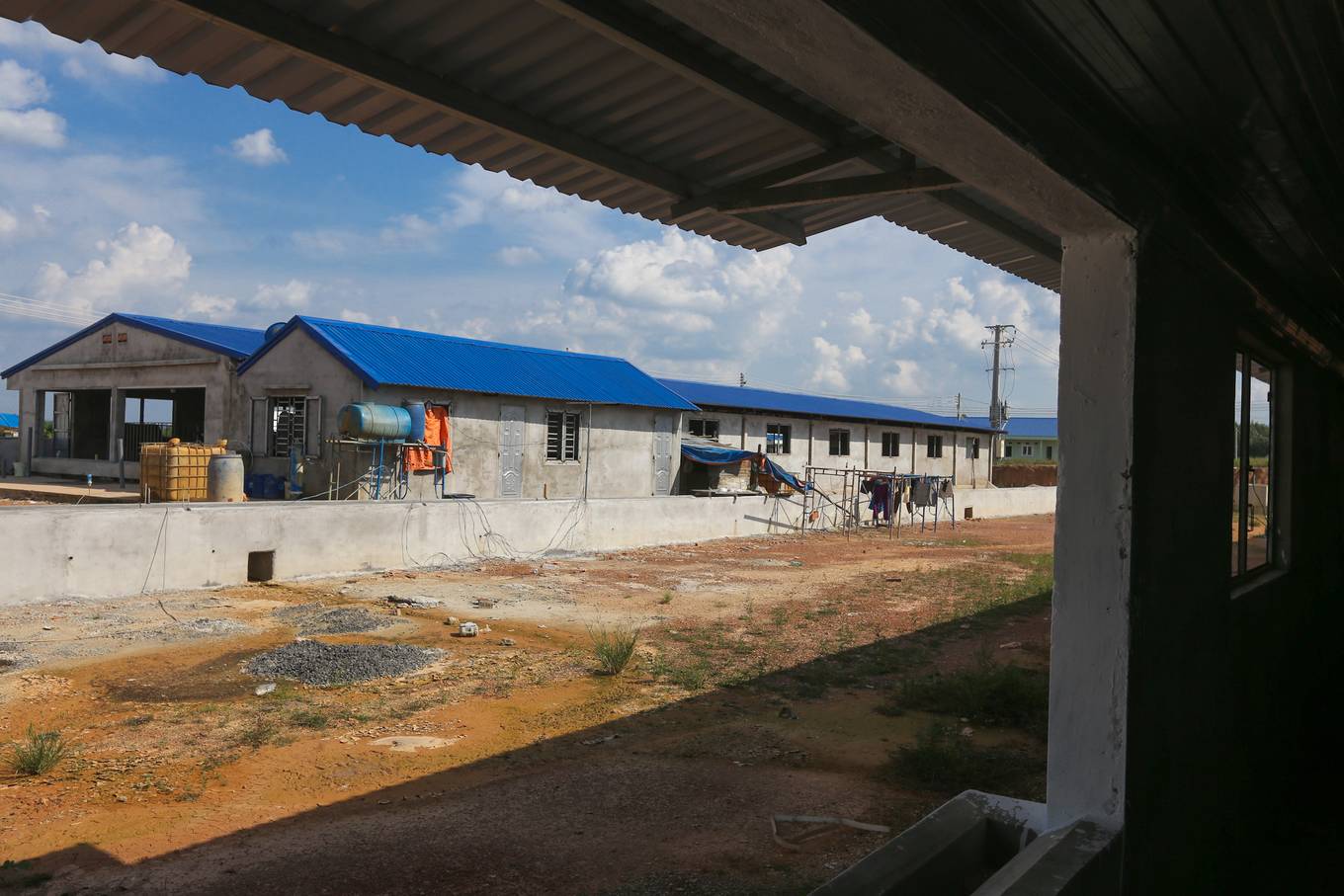 Trại heo khủng xây trái phép cạnh hồ Trị An nhìn từ trên cao