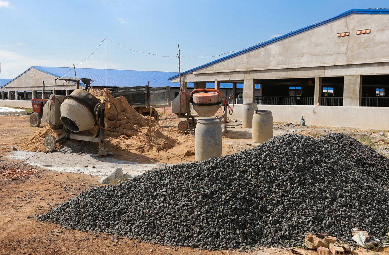 Trại heo khủng xây trái phép cạnh hồ Trị An nhìn từ trên cao