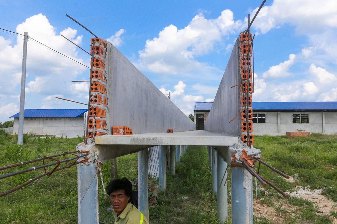 Trại heo khủng xây trái phép cạnh hồ Trị An nhìn từ trên cao