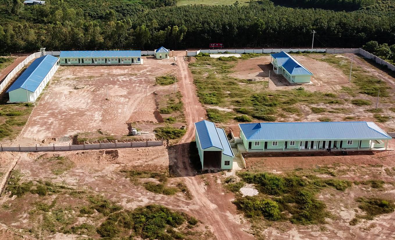 Trại heo khủng xây trái phép cạnh hồ Trị An nhìn từ trên cao