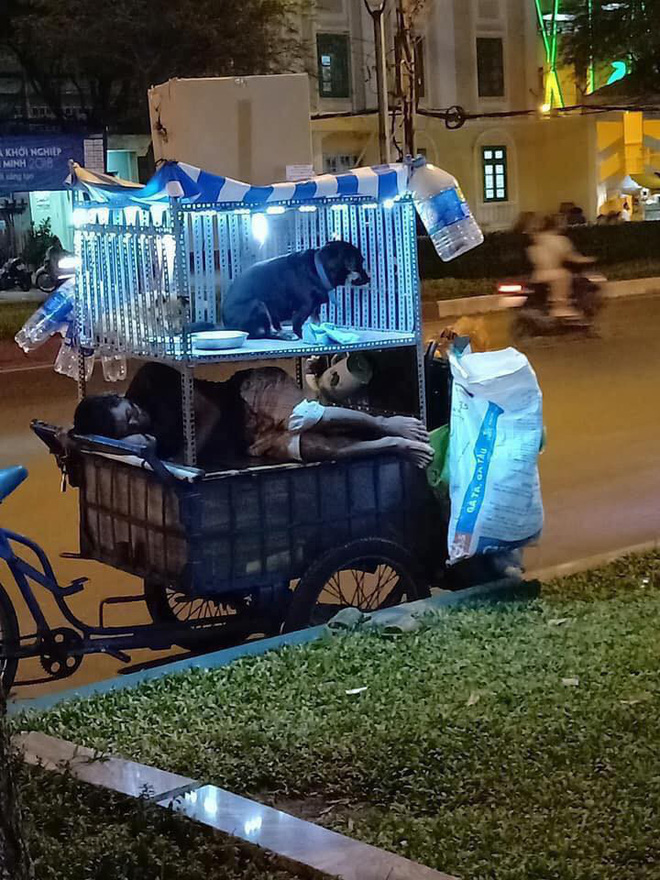 Chiếc xe ve chai trên đường phố Sài Gòn khiến ai đi qua cũng muốn nán lại ngắm nhìn Chiếc xe ve chai trên đường phố Sài Gòn khiến ai đi qua cũng muốn nán lại ngắm nhìn