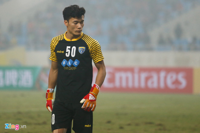 Thủ môn Bùi Tiến Dũng xin lỗi CĐV vì sai lầm ở cúp quốc gia