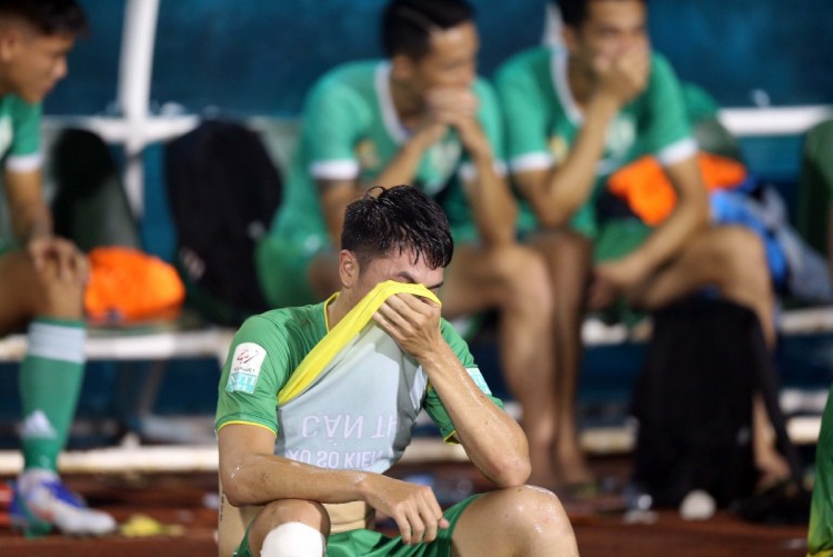 Nhiều cầu thủ Cần Thơ sợ bị xù tiền lương, lót tay