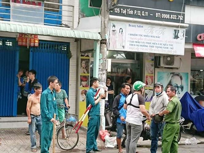 Nghi can cướp giật dùng mảnh kính doạ tự tử khi bị công an truy bắt