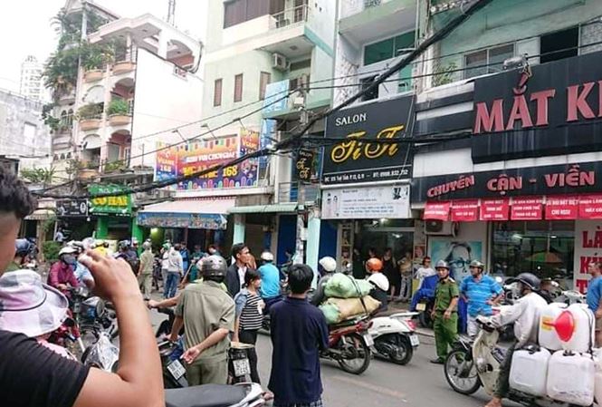 Nghi can cướp giật dùng mảnh kính doạ tự tử khi bị công an truy bắt