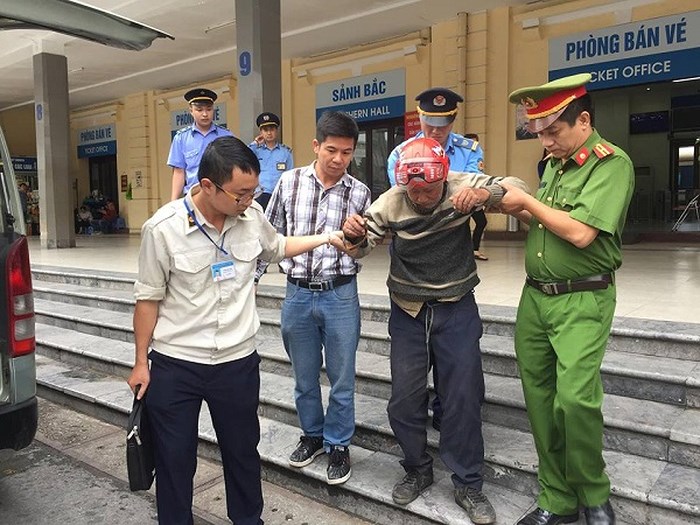 Cụ ông bị lẫn đi lạc, kiệt sức giữa sân ga Hà Nội được các chiến sỹ Công an giúp đỡ