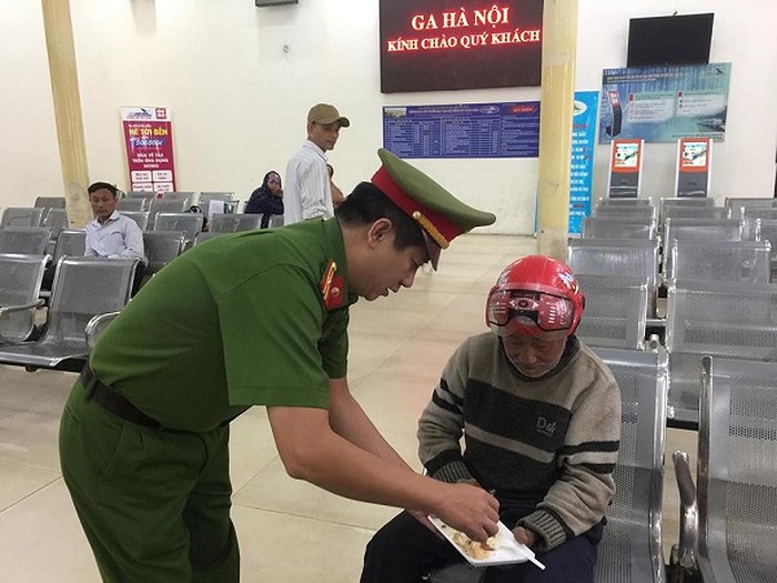 Cụ ông bị lẫn đi lạc, kiệt sức giữa sân ga Hà Nội được các chiến sỹ Công an giúp đỡ