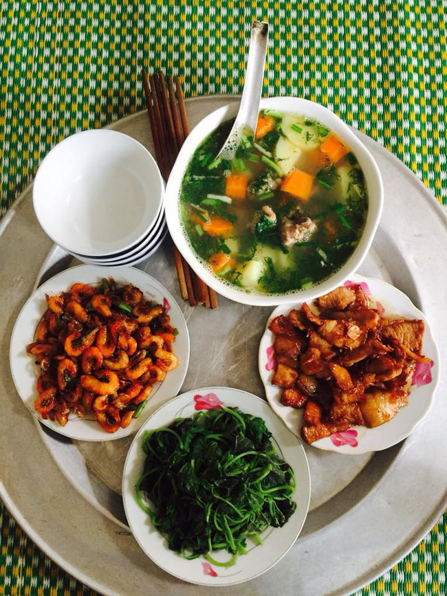 Khoe mâm cơm đầy ắp món ngon, vợ trẻ vẫn bị chị em chê trách vì thiếu một món rẻ tiền nhưng cực quan trọng