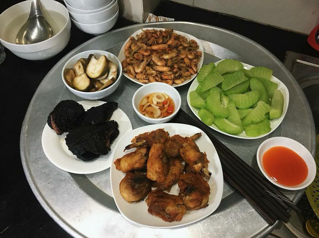Khoe mâm cơm đầy ắp món ngon, vợ trẻ vẫn bị chị em chê trách vì thiếu một món rẻ tiền nhưng cực quan trọng