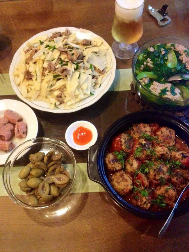 Khoe mâm cơm đầy ắp món ngon, vợ trẻ vẫn bị chị em chê trách vì thiếu một món rẻ tiền nhưng cực quan trọng