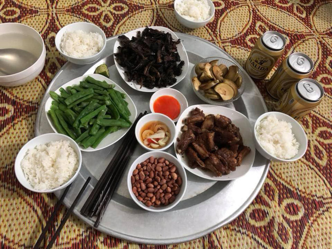 Khoe mâm cơm đầy ắp món ngon, vợ trẻ vẫn bị chị em chê trách vì thiếu một món rẻ tiền nhưng cực quan trọng