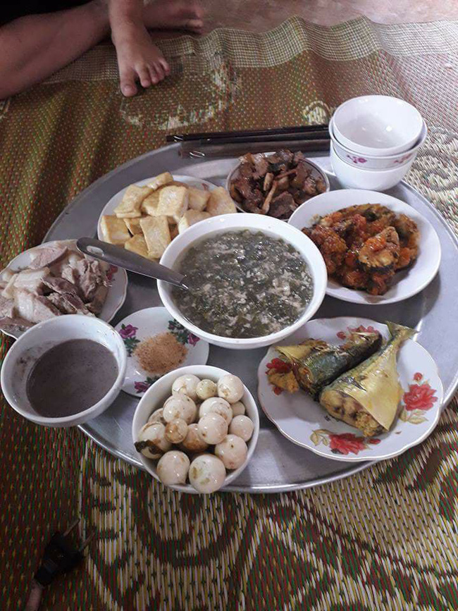 Khoe mâm cơm đầy ắp món ngon, vợ trẻ vẫn bị chị em chê trách vì thiếu một món rẻ tiền nhưng cực quan trọng