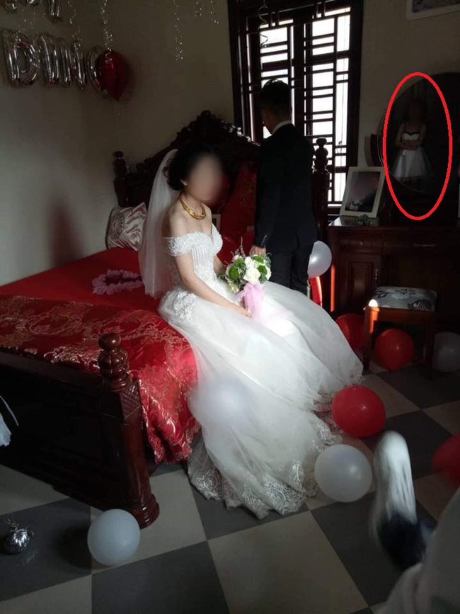 Cưới người yêu cũ nhưng ăn cỗ nhà bạn thân, cô gái không biết vui hay buồn, dân mạng lại chỉ soi chi tiết này Cưới người yêu cũ nhưng ăn cỗ nhà bạn thân, cô gái không biết vui hay buồn, dân mạng lại chỉ soi chi tiết này