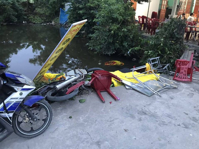 Lái xe ôtô đâm vào đám tang khiến 8 người bị thương rồi bỏ trốn