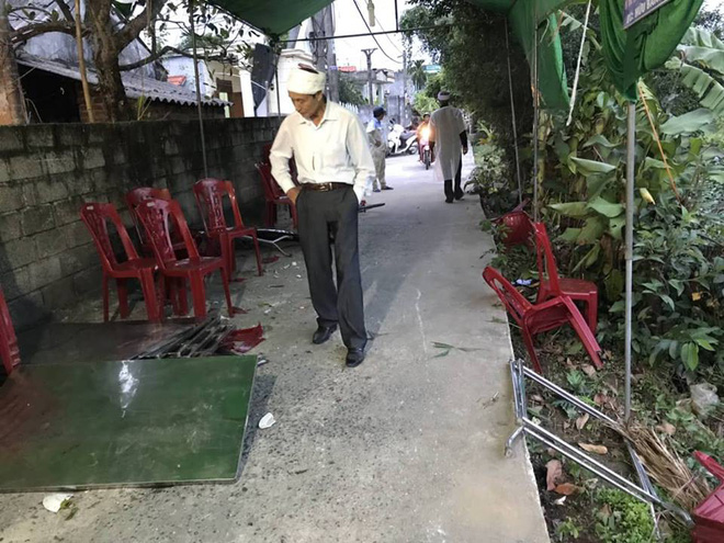 Lái xe ôtô đâm vào đám tang khiến 8 người bị thương rồi bỏ trốn