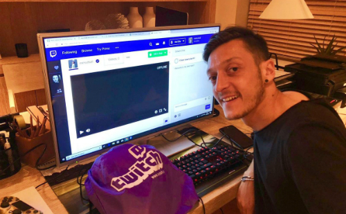 Mesut Ozil tập làm streamer game
