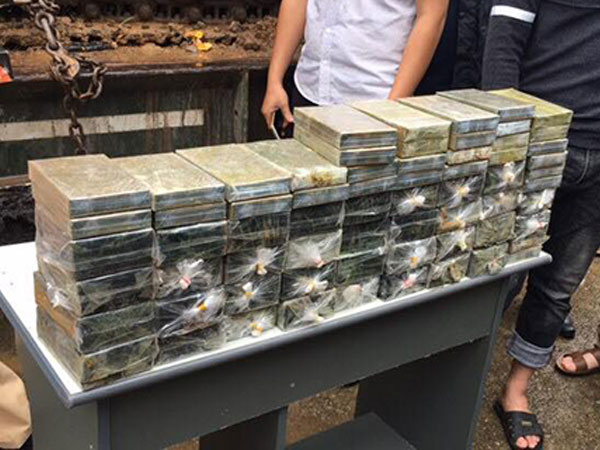 Gần 200 bánh heroin giấu trong gầm xoay của máy xúc