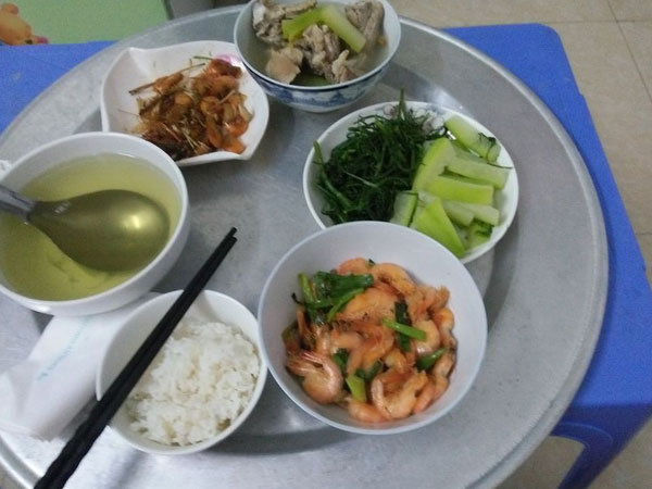 Đăng mâm cơm cữ 4 món mẹ chồng chuẩn bị để hỏi có ăn được không, nàng dâu khiến chị em tranh cãi dữ dội