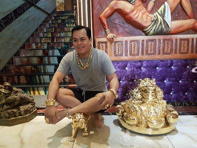 Người đàn ông tự nhận lúc nào cũng đeo 8kg vàng trên người khiến MXH xôn xao