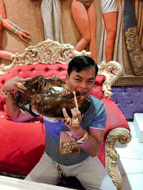 Người đàn ông tự nhận lúc nào cũng đeo 8kg vàng trên người khiến MXH xôn xao