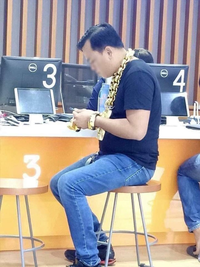 Người đàn ông tự nhận lúc nào cũng đeo 8kg vàng trên người khiến MXH xôn xao